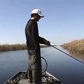Régis pêche sur son bateau