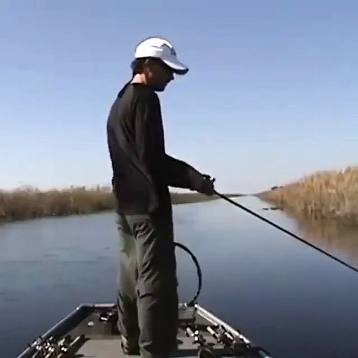 Régis pêche sur son bateau