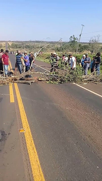 INDÍGENAS CERRARON RUTA 10 LAS RESIDENTAS EN EL KM 200 COMUNIDAD SANTA ISABEL EXIGIENDO VÍVERES AL GOBIERNO