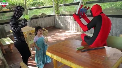 América y Ordenanza pie de foto Consorcio inactivo congelado chica hombre araña superhéroes superhombre en Elsa vs vs