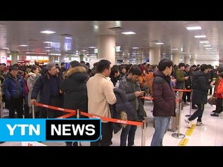 [속보] 제주공항 운항 재개 결정에 체류객 몰려 / YTN