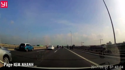 Sửu nhi lạng lách, tạt đầu trên cầu khiến xe con xoay một vòng.