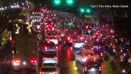 CSGT, xe cứu thương bất lực trước cảnh kẹt xe không lối thoát ở Sài Gòn