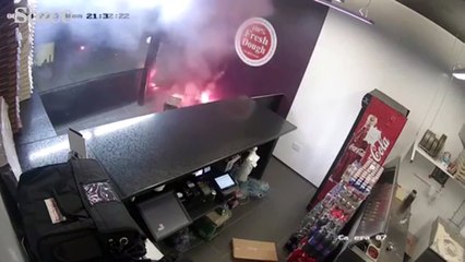 Pizzacıda havai fişekli saldırı