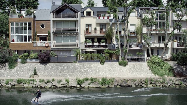 Adrénaline - Tous sports : Une session de wakeboard inédite sur la seine en plein coeur de Paris