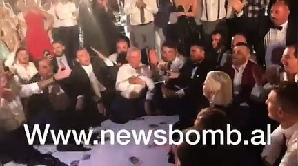 Aurela Gaçe e jashtëzakonshme në dasmën e Besit dhe Xhensilës