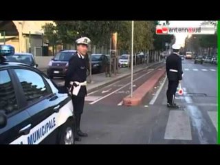 TG 01.09.14 Multato perché si grattava alla guida, il giudice gli dà ragione