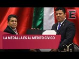 Entregan medalla Eduardo Neri a migrante mexicano