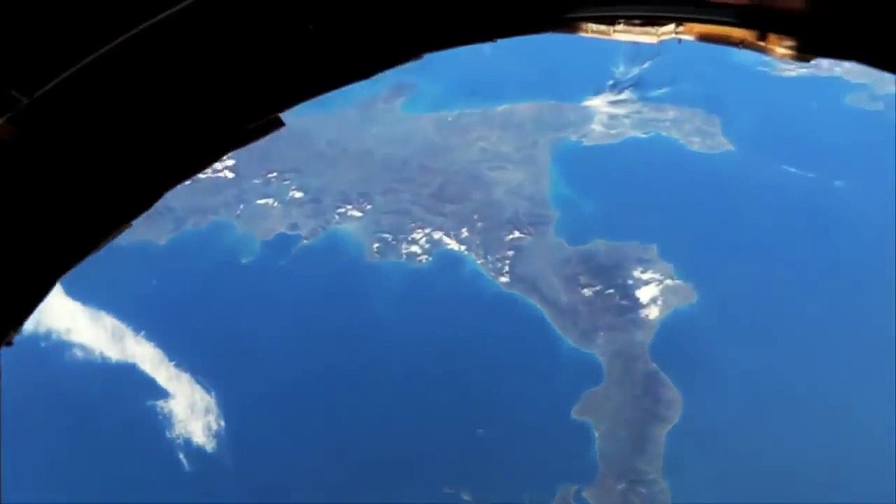 Les astronautes de la station spatiale parlent de vacances en survolant des villes du monde entier !