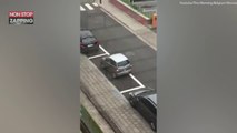 Une automobiliste tente de se garer dans une immense place avec sa petite voiture (Vidéo)