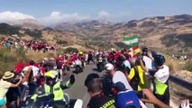 Ce policier débile pousse un spectateur sur une moto pendant la Vuelta