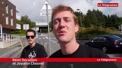 Tour des vieux cafés en Solex. Ils sont partis ce matin de Brest
