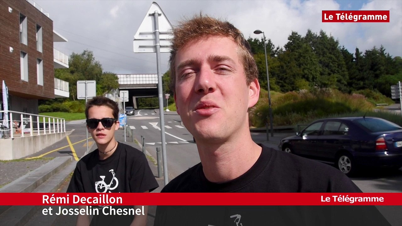 Tour des vieux cafés en Solex. Ils sont partis ce matin de Brest