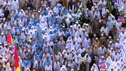 Rocks fly in Mecca on second day of hajj
