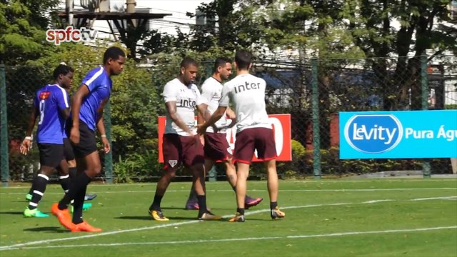 Reservas do São Paulo goleiam time de Joel Santana em jogo-treino; assista