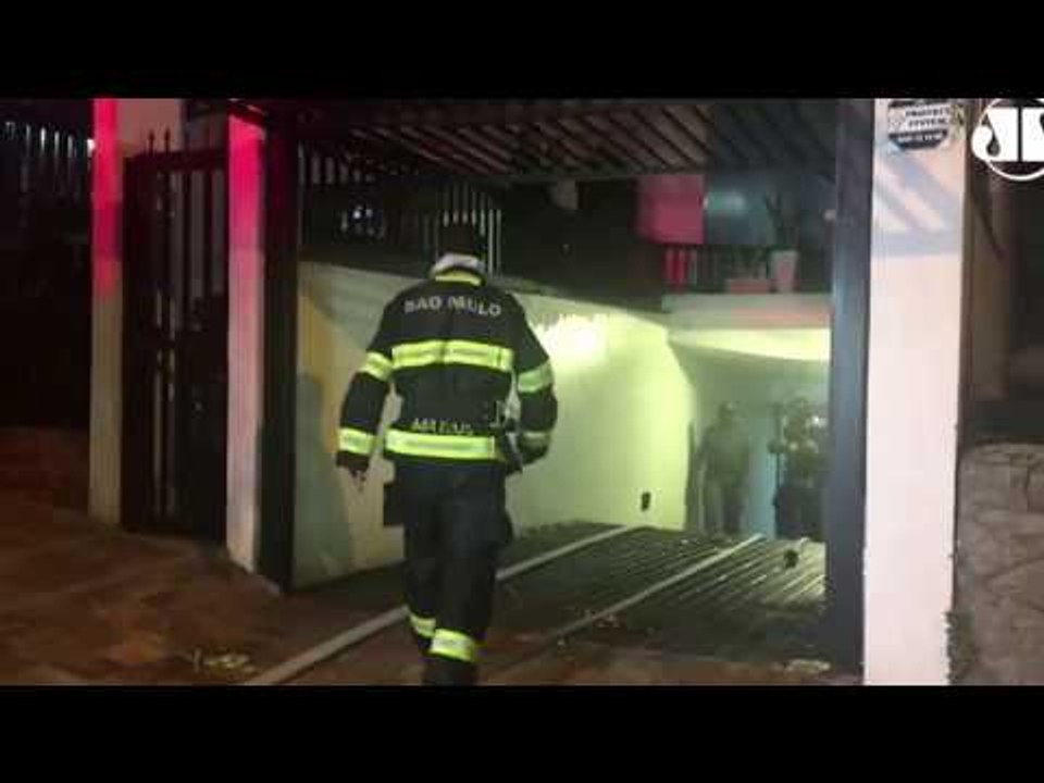 Carro explode em garagem e deixa idosa ferida em São Paulo l JP Notícias