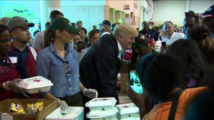 Trump visita un refugio de evacuados por Harvey en Houston