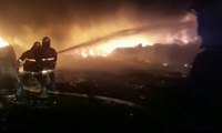 Gudang Barang Bekas di Surabaya Hangus Terbakar