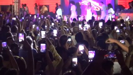 Gülşen'i Gören Yüzlerce Hayranı Aynı Anda Telefonlarına Sarıldı