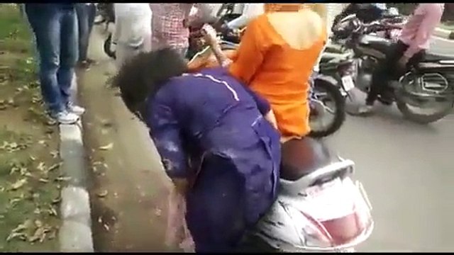 Drunk Girls Got Uncontrolled On Road