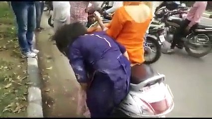 Drunk Girls Got Uncontrolled On Road