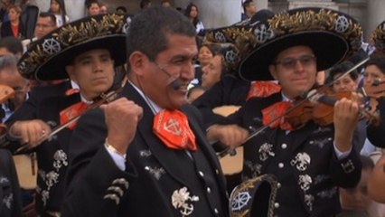 Download Video: Mariachi de la Marina mexicana sorprende a capitalinos con un 