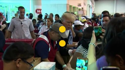 Tempête Harvey : Donald Trump distribue des hot-dogs aux sinistrés