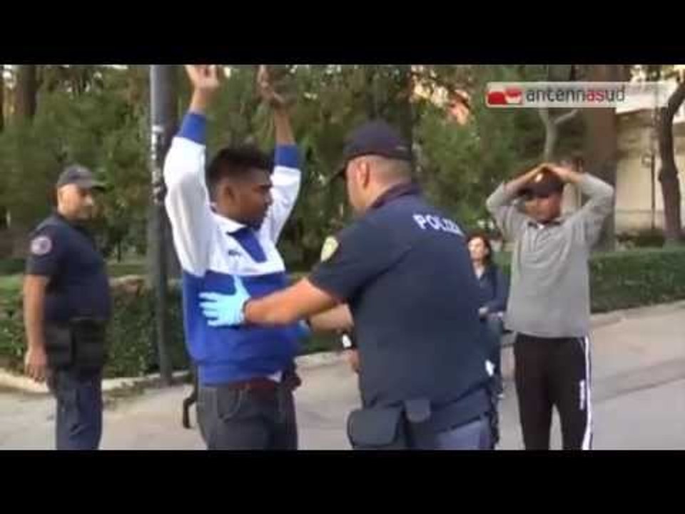 TG 17.10.14 Bari, controlli della polizia in Piazza Umberto