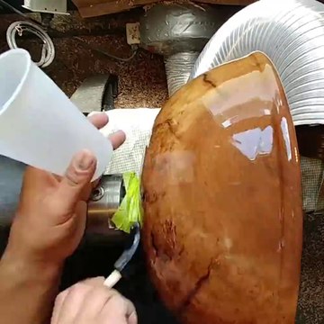 Cet artisan part d'un bout de bois et réalise une oeuvre magnifique...