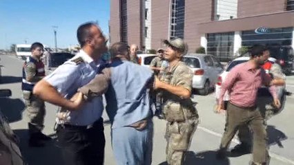 Akrabalar Hastane Bahçesinde Acılarını Unutup Birbirine Girdi