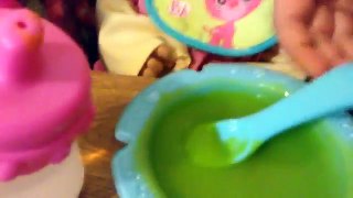 Bébé vivant apprend à pot poupée alimentation et pot entraînement avec