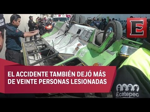 Tres muertos al caer microbús desde un puente en Ecatepec