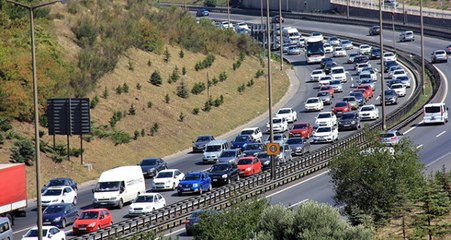 Tatilciler Dönüş Yolunda, Bu Güzergahlara Dikkat! TEM'de Trafik Durma Noktasına Geldi