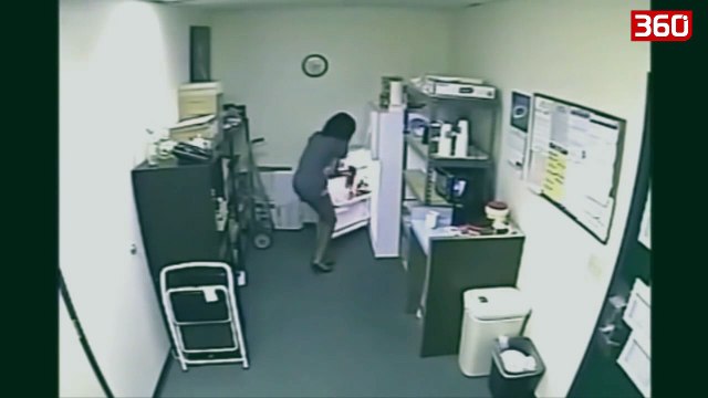 Shefi vendos kamera në zyrë, shokohet kur sheh se si ia bën sekretarja kafenë (360video)