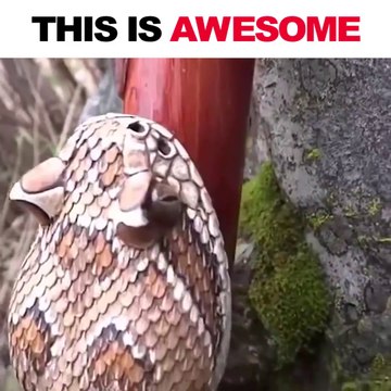 Le réalisme de cette sculpture sur bois est impressionnant... Serpent à sonnette et rongeur sur une canne