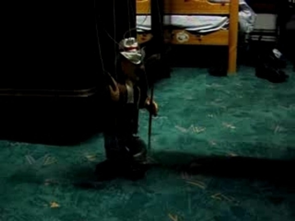 marionnette chez les jumelles