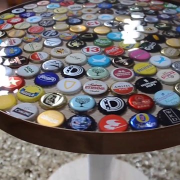 Il réalise une magnifique table à base de capsules de bière...