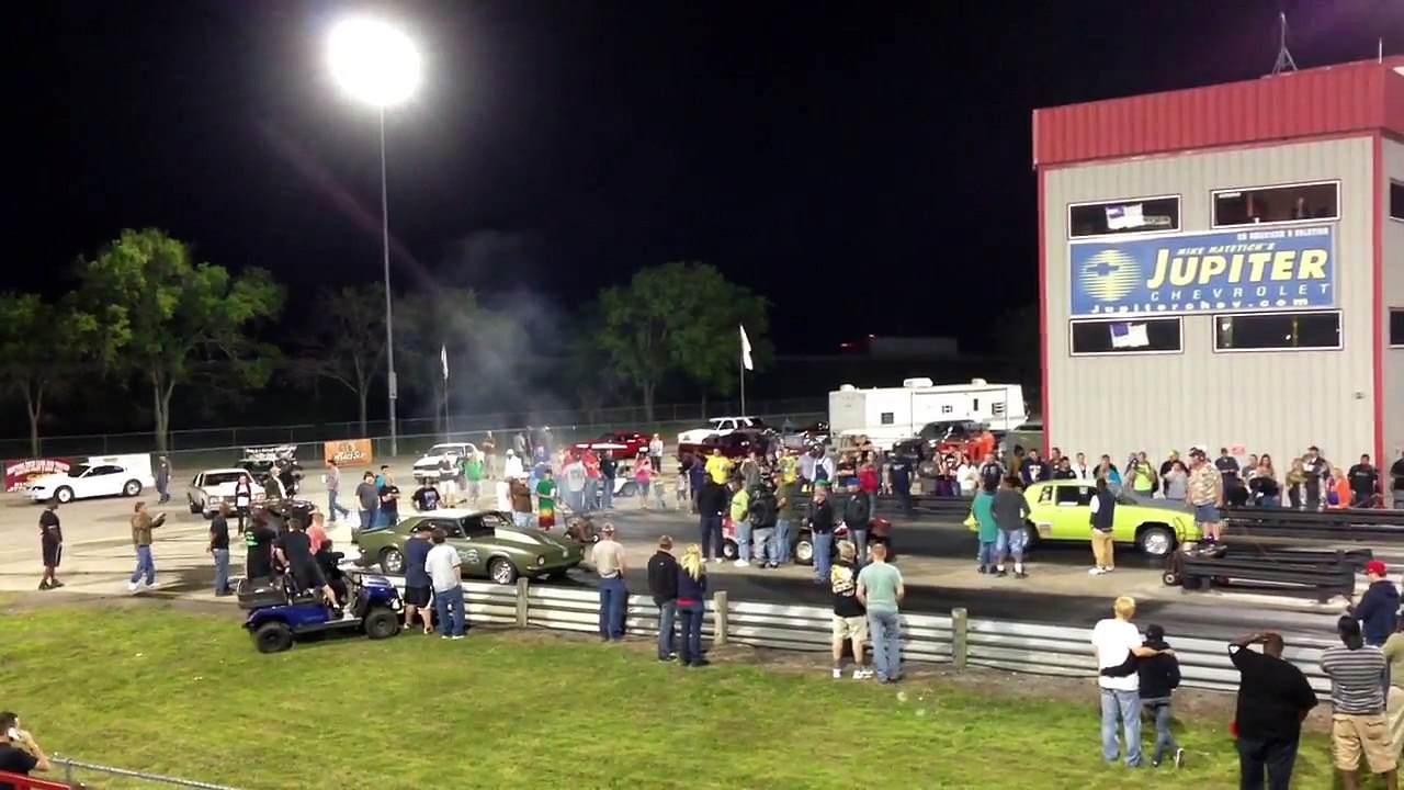 Drag Race 1968 Camaro and 80's Malibu