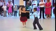 أطفال يرقصون في العرس