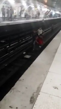 Des enfants roms descendent sur les voies du métro parisien