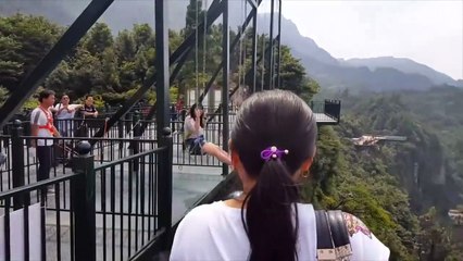 ¡Impresionante! Un columpio a 300 metros de altura es inaugurado en China