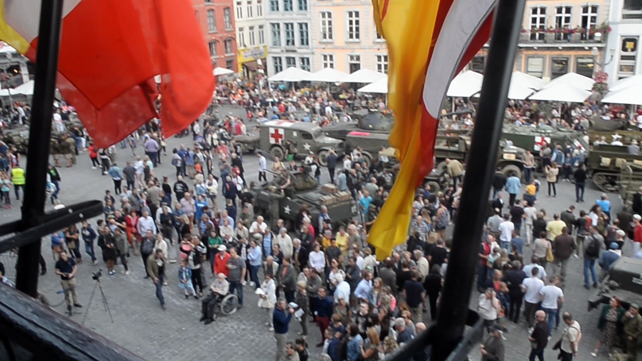 Tanks in town sur la place de Mons 2.Vidéo Eric Ghislain
