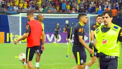 L'échauffement de Neymar et Gabriel Jesus...
