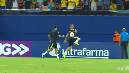 Neymar e Jesus atravessam o campo fazendo altinha; veja