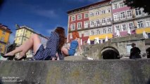 Mulheres passeiam-se no Porto sem roupa