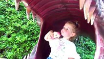 Ataques bebé mala loco dinosaurio raro Niños pag fingir en Niños dinosaurio mal atacó el parque