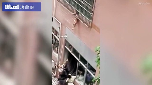 Clip sốc: Bé trai kẹt đầu vào 'chuồng cọp', lơ lửng trên tầng 3 chung cư