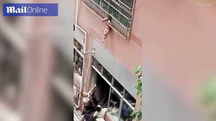 Clip sốc: Bé trai kẹt đầu vào 'chuồng cọp', lơ lửng trên tầng 3 chung cư