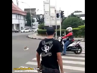 Yaya Yolunu İşgal Edenlere Nasıl Davranılmalıdır?