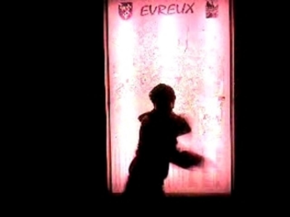 HARDSTYLE ou TEcktonik  meme si c'est aps de la tecktonik